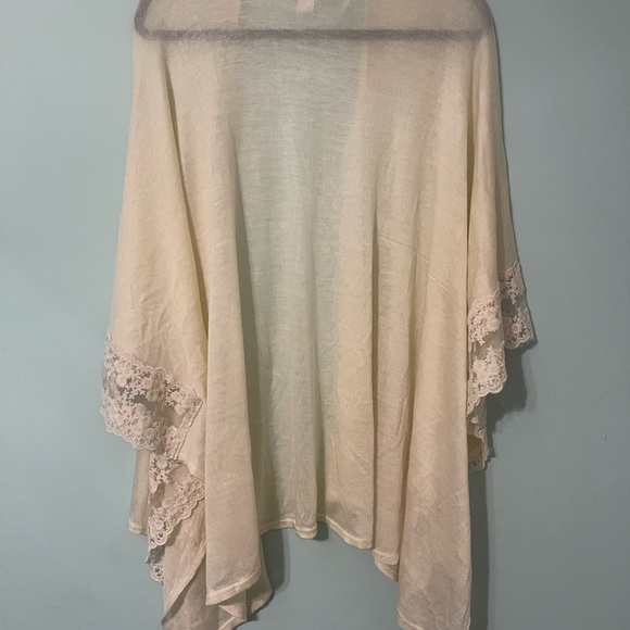 Lauren Conrad Ivory Sweater Shaw Cape Size Medium NWOT **TALC** - Picture 2 of 4